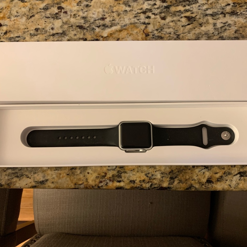 GREAT CONDITION APPLE WATCH 38mm w/ 3 bands